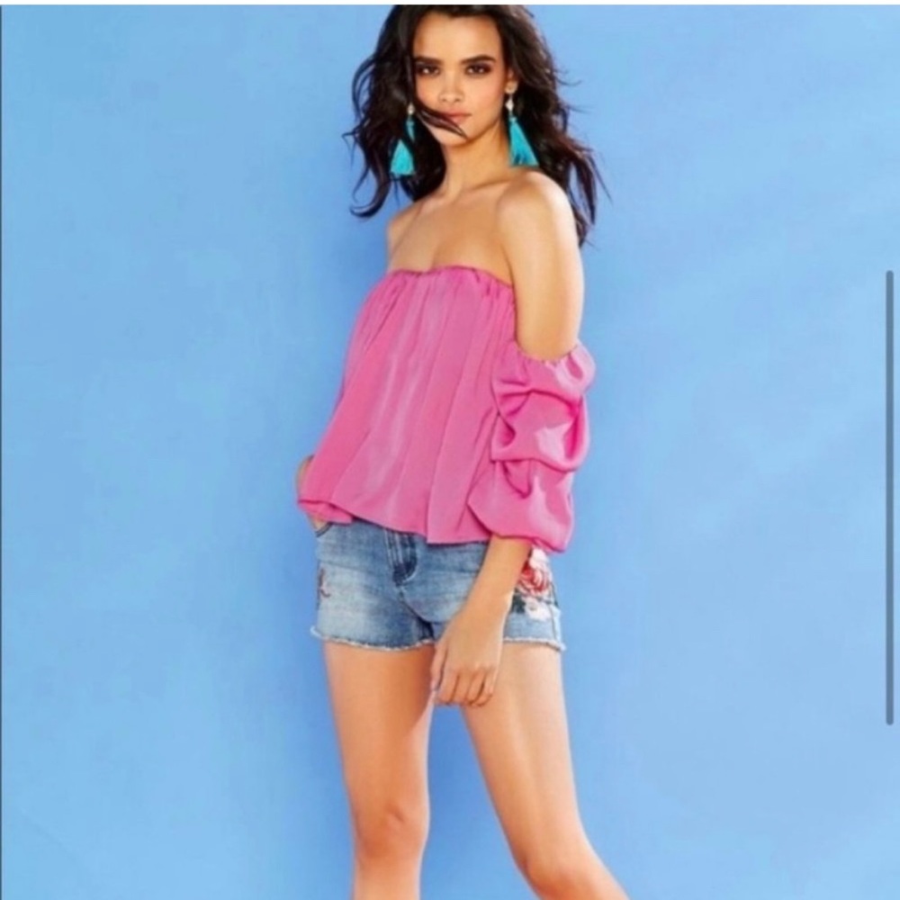 Pink Gianni Bini off shoulder top 🌺🌺